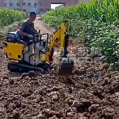 小型挖掘機操作簡單，小巧靈活